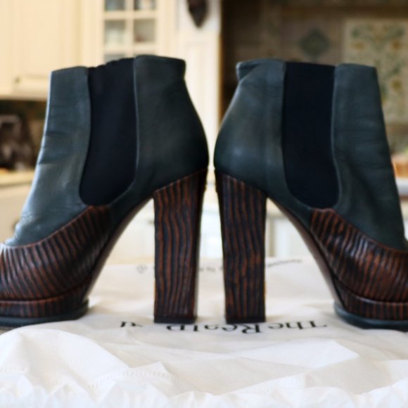 CHANEL Interlocking CC Logo Leather Chelsea Platform Boots - Picture 8 of 8